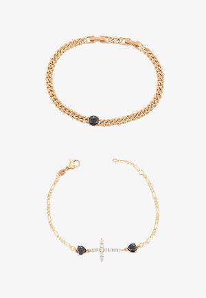 Braccialetti a catena d'oro: uno con una singola pietra nera, l'altro con una croce di diamanti e due pietre nere a forma di cuore.
