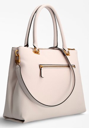 Bolso de mano de cuero beige claro con dos asas, correa para el hombro desmontable y bolsillo frontal con cremallera y detalles de herrajes en tono dorado.