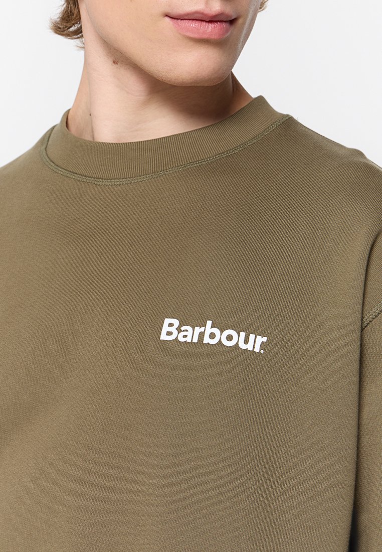 Felpa verde oliva realizzata in un materiale morbido, con colletto a costine e logo "Barbour" bianco sul petto. Design semplice e casual.