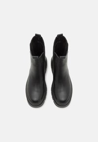 Schwarze Leder-Ankelstiefel mit glatter Oberfläche, elastischen Seitenpaneelen und dicke Gummisohlen. Sie haben eine abgerundete Zehenpartie und minimale Details.