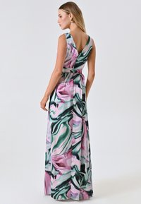 Maxi Kleid in einem mehrfarbigen Marmor-Muster mit Schattierungen von Rosa, Grün und Weiß; tailliertes Oberteil, versehen mit breiten Trägern und einer taillierten Taille.