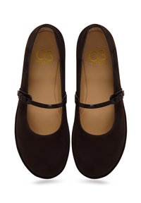 Ballerine in suede nero con punta rotonda, una fascia lucida nera sopra il collo del piede e un interno beige chiaro con branding dorato.