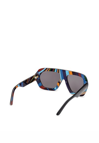 Gafas de sol con lentes oscuras geométricas y una montura a rayas multicolor en azul, naranja, rojo y negro, mostradas en ángulo sobre un fondo blanco.