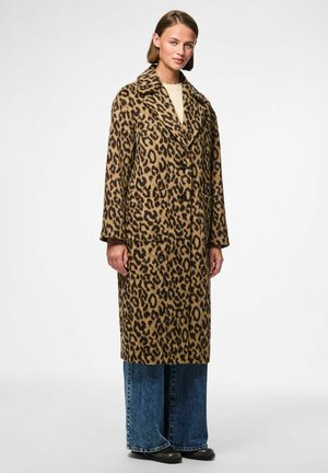 Een lange jas met luipaardprint, gemaakt van zacht materiaal, met grote revers, twee voorkruiken en zwarte knopen. Gepaard met denim broek met wijde pijpen.