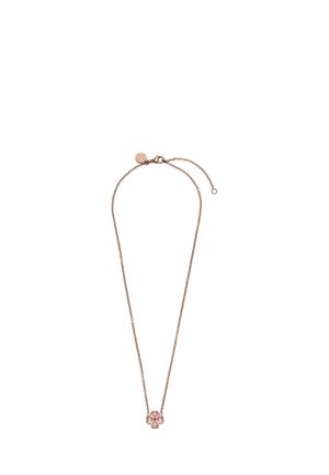 Roségoldene Halskette mit einem Anhänger in Form einer vierblättrigen Blume, besetzt mit pinkfarbenen herzförmigen Steinen, kleinen runden Steinen und einem verstellbaren Verschluss.