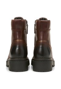 Bruine leren enkelboots met een zwarte rubberen zool. Beschikt over een rits en een reliëf logo detail aan de zijkant. Gestructureerde afwerking.