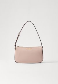 Borsa a tracolla in pelle Saffiano rosa con rifiniture nere, una sola tracolla regolabile, hardware dorato e chiusura con zip. Presenta il logo del marchio sul davanti.