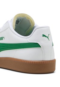Weiße Leder-Sneaker mit grünem Streifen und Logo, gepolsterter Ferse, strukturiertem braunem Gummisohle und gestickten Details.