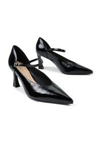 Czarne szpilki z lakierowanej skóry z ostrym noskiem, regulowanym paskiem i średniej wysokości stabilnym obcasem w formie słupka. Gładka faktura na całej powierzchni.