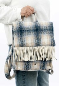 Wollmischung-Rucksack mit einem blau-beigen Karomuster, strukturiertem Fransenbesatz am unteren Ende und doppelten Stoffgriffen zum Tragen.