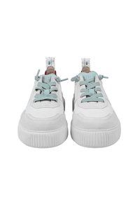 Białe i szare trampki z teksturowaną podeszwą. Charakteryzują się jasnoniebieskimi sznurówkami, wyściełanym językiem oraz kontrastującymi akcentami na pięcie.
