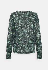 Bluzka z długim rękawem z lekkiego, przezroczystego czarnego materiału z kwiatowym wzorem w akcentach w kolorze turkusowym i żółtym, charakteryzująca się luźnym krojem i marszczonymi ramionami.