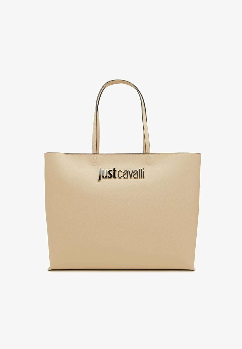 Borsa a tracolla in finta pelle beige con due manici. Presenta un logo metallico ben visibile "Just Cavalli" sulla parte anteriore. Texture liscia, forma rettangolare.