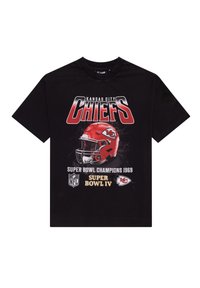 Črna majica s tabelo Kansas City Chiefs, rdeča nogometna čelada in besedilo, ki poudarja Super Bowl IV, prvaki NFL 1969.