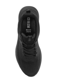 Czarne sneakersy z siateczkowej i syntetycznej cholewki, z wiązanym zapięciem, wyściełanym kołnierzem i logo na wkładce. Guma podeszwa z bieżnikiem.