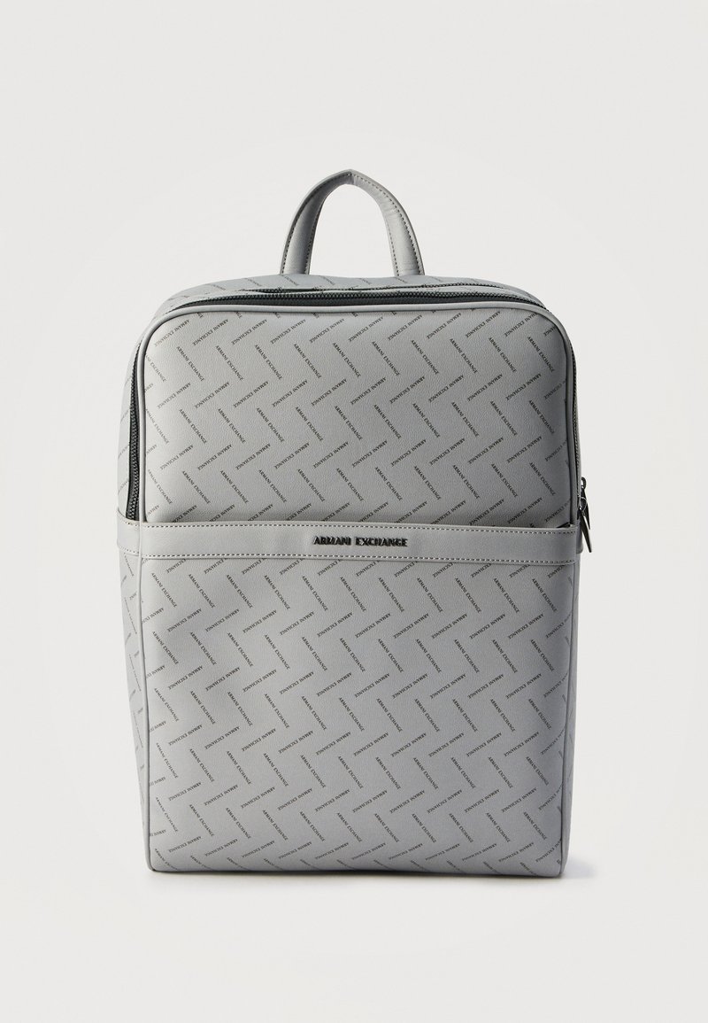 Γκρι ορθογώνιο σακίδιο με διαγώνιο μοτίβο λογότυπου Armani Exchange και φερμουάρ σε διαμερίσματα, με χειρολαβή στο επάνω μέρος.