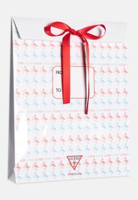 Biała torba prezentowa z czerwonymi akcentami, ozdobiona wzorem różowych i niebieskich flamingów. Zawiera czerwoną wstążkę oraz etykietę na imiona.