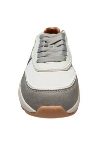 Baskets blanches et grises avec un dessus en cuir texturé et mesh, lacets gris, languette rembourrée et semelle en caoutchouc avec une touche de brun.
