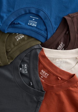 Sześć złożonych koszulek z okrągłym dekoltem w kolorze niebieskim, brązowym, beżowym, rdzawym, ciemnoszarym i oliwkowozielonym, oznaczonych jako „NEXT Regular Fit M.”