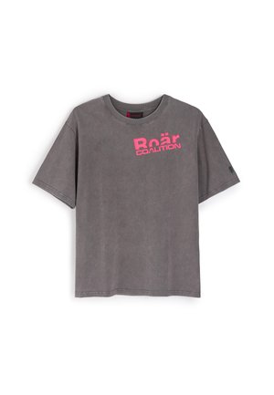 Szara bawełniana koszulka z okrągłym dekoltem, krótkim rękawem oraz wyraźnym różowym napisem "Roär COALITION" nadrukowanym z przodu.