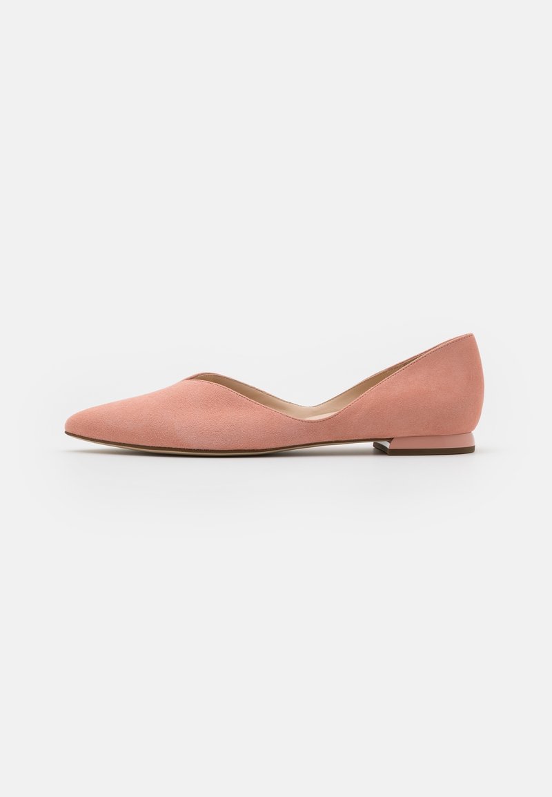 Chaussure plate en daim rose avec un bout pointu et un petit talon, présentant un design courbé le long du bord supérieur et une doublure intérieure lisse.