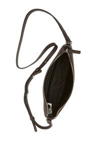 Braune Lederhandtasche mit strukturiertem Finish, Reißverschluss, schmalem Tragegurt und schwarzem Stofffutter, die ein einfaches, funktionales Design zeigt.
