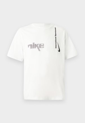 Hvid bomulds t-shirt med et fremtrædende gråt Nike-logo og sort tekst "International Sportswear" på venstre side. Korte ærmer.