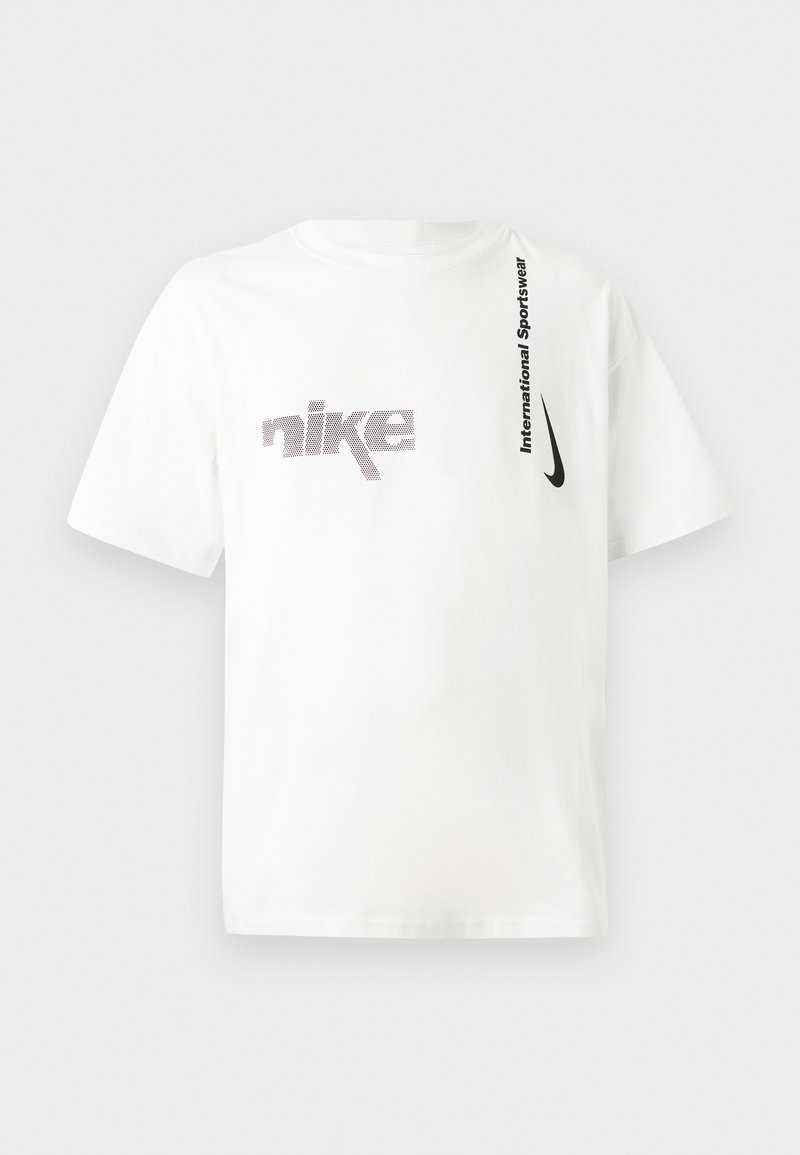 Camiseta de algodón blanca con un destacado logo gris de Nike y el texto negro "International Sportswear" en el lado izquierdo. Manga corta.