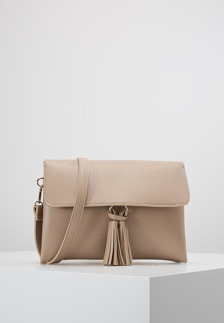 Borsa a tracolla in pelle beige con finitura testurizzata, chiusura a patta, dettaglio con frange sul davanti e tracolla removibile.