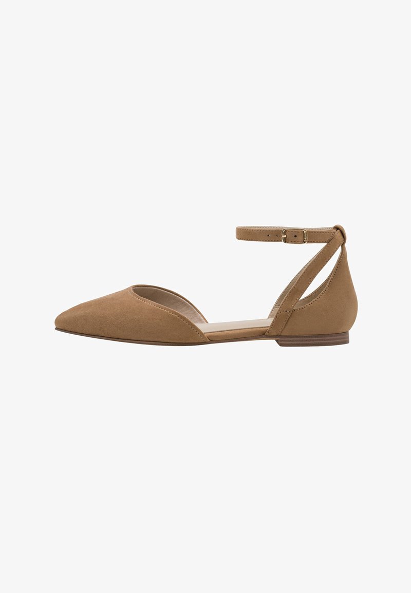 Chaussure femme plate en daim beige avec bout pointu, bride à la cheville et côtés ouverts sur fond blanc.