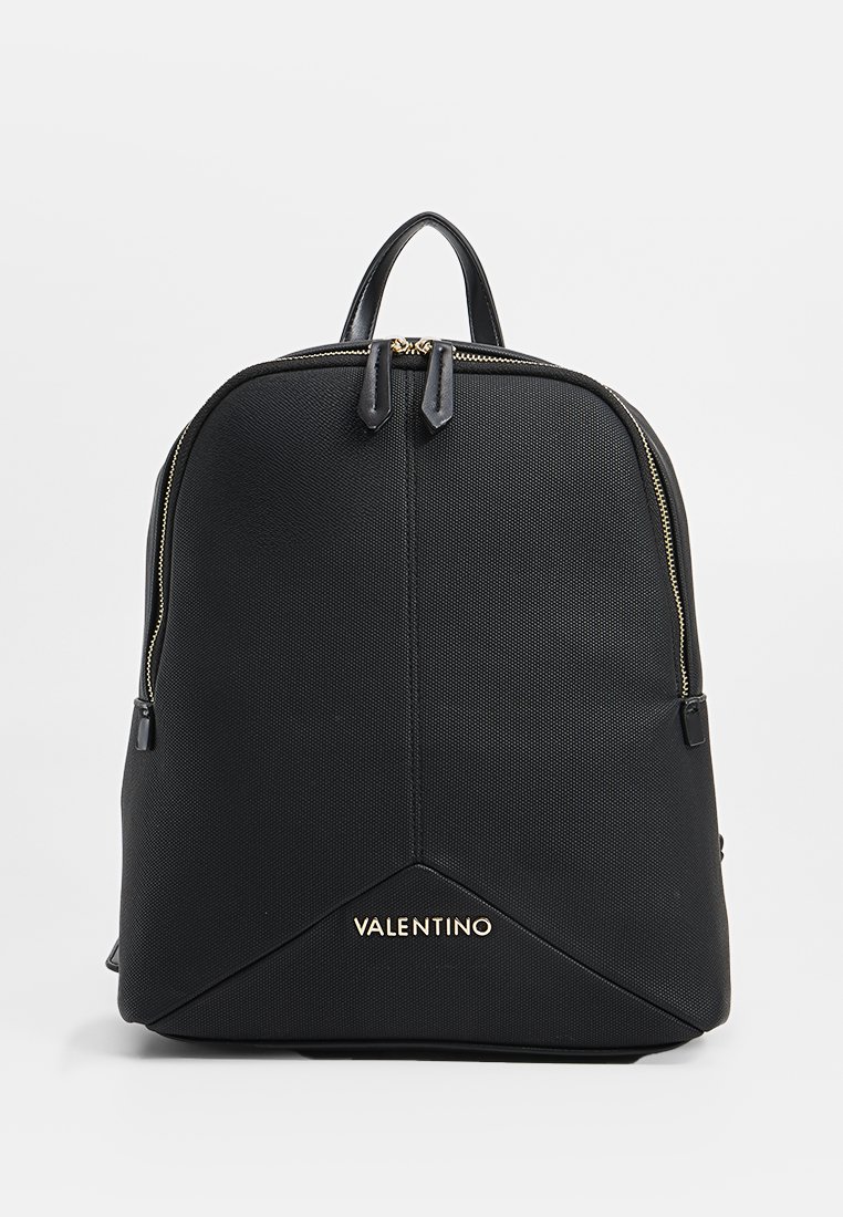Schwarzer, strukturierten Rucksack mit runder Form, goldenen Reißverschlüssen und einem Logo an der Unterseite. Verfügt über zwei obere Griffe zum Tragen.