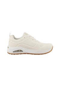 Baskets de sport blanches avec une tige synthétique lisse, des accents en mesh, un embout rond, une semelle rembourrée et un amorti visible dans le talon.