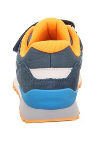 Niebieskie i szare trampki z wyściełaną pomarańczową wkładką, wykonane z zamszu i materiałów siatkowych, z zapięciem na rzep oraz teksturowaną podeszwą w pomarańczowym i niebieskim kolorze.