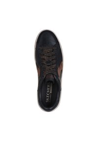 Sneaker nera con accenti marroni, dotata di tomaia in pelle testurizzata, linguetta imbottita e lacci glitterati. L'interno mostra il logo del marchio.