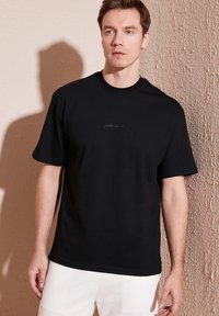 Buratti T-shirts basic - black