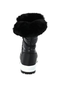Bota de invierno negra con un suave puño de piel sintética negra, parte superior sintética brillante, suela de goma texturizada y tobillo acolchado.