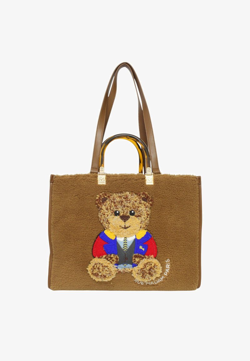 Borsa tote in shearling marrone con design di orsetto. Presenta manici trasparenti e accessori in oro. Gli accenti includono dettagli ricamati colorati.