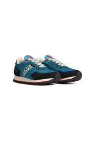 Sneakers Kappa con tomaia teal e accenti in suede neri, suola intermedia bianca e suola esterna rossa; inclusi lacci e dettagli del logo.