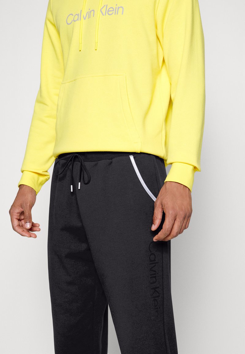 Herren Trainingsanzüge | Calvin Klein Performance PANT Jogginghose black/schwarz - SV06193 Herren Trainingsanzüge | Calvin Klein Performance PANT Jogginghose black/schwarz - SV06193