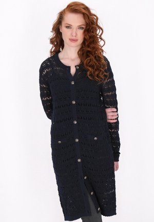 Námořnický pletený cardigan s otevřeným vzorem, dlouhými rukávy, knoflíky vpředu a kapsami. Doplňkován metalickými knoflíky.