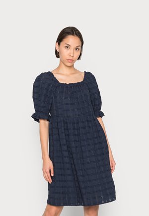 Vestido azul-marinho feito de tecido texturizado, com decote quadrado, mangas bufantes e um design solto até ao joelho com padrão xadrez.