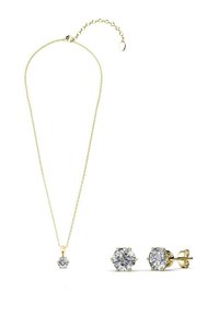 Collana d'oro con un pendente rotondo che presenta una gemma trasparente, accompagnata da orecchini a bottone rotondi coordinati con un design di gemma simile.