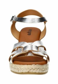 Zilveren metalen strappy espadrille sandaal met een gevederde jute zool, leren binnenzool en enkelband. Heeft een gestructureerde oppervlakte.