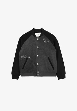 Graue und schwarze Collegejacke mit silbernen Druckknöpfen, gesticktem Text und seitlichen Taschen. Sie verfügt über einen wolkenartigen Körper und kontrastierende Ärmel.