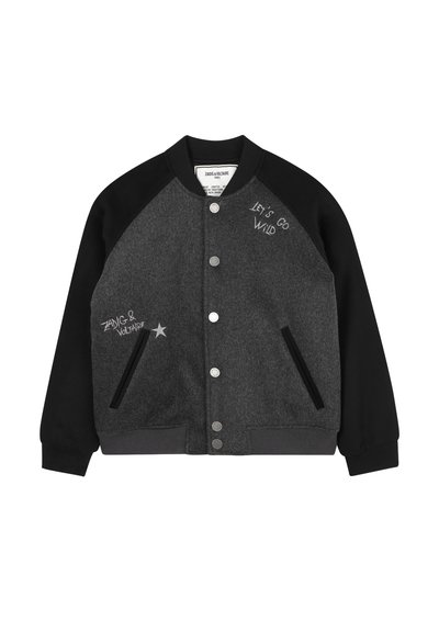 Grijze en zwarte varsity jacket met zilveren drukknoopjes, geborduurde tekst en zijzakken. Heeft een wolachtige body en contrasterende mouwen.