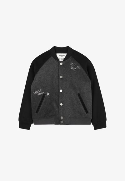 Grijze en zwarte varsity jacket met zilveren drukknoopjes, geborduurde tekst en zijzakken. Heeft een wolachtige body en contrasterende mouwen.