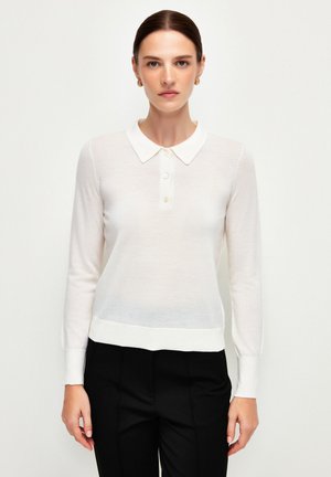 Weißer langärmeliger Polo-Pullover mit Kragen, Knopfleiste und Rippbündchen. Leichter, leicht durchscheinender Stoff mit einer taillierten Silhouette.