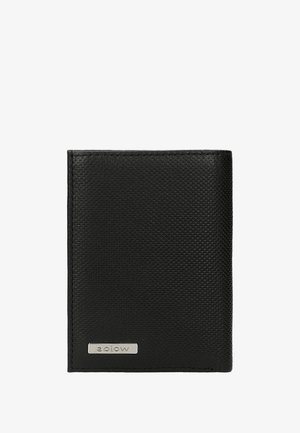 Czarny skórzany portfel o textured powierzchni, z metalową plakietką marki w kolorze srebrnym i eleganckim designem. Kompaktowy prostokątny kształt, bez widocznych zapięć.