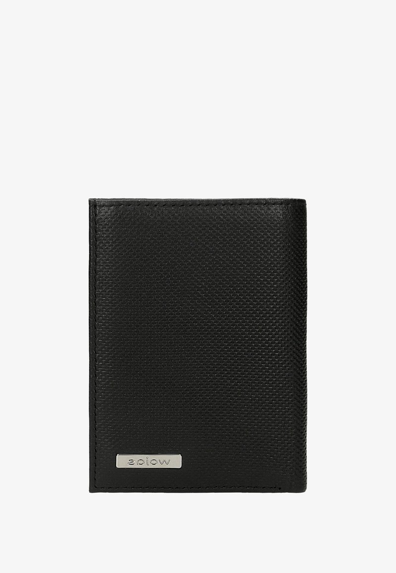 Zwarte leren portemonnee met een gestructureerd oppervlak, voorzien van een zilveren merkplaatje en een slank ontwerp. Compacter rechthoekige vorm, zonder zichtbare sluitingen.