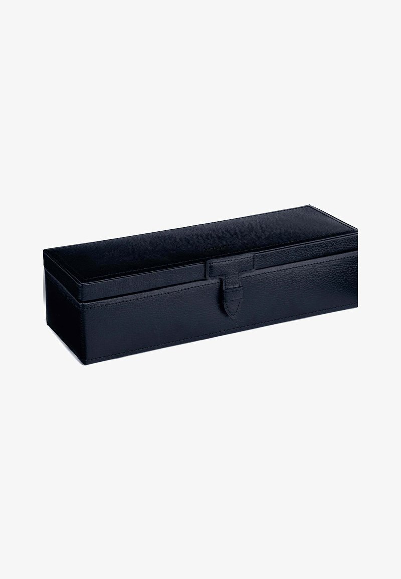 Caja rectangular de cuero negro con textura suave, que cuenta con un cierre seguro de solapa. Diseño minimalista con detalles de costura sutil.